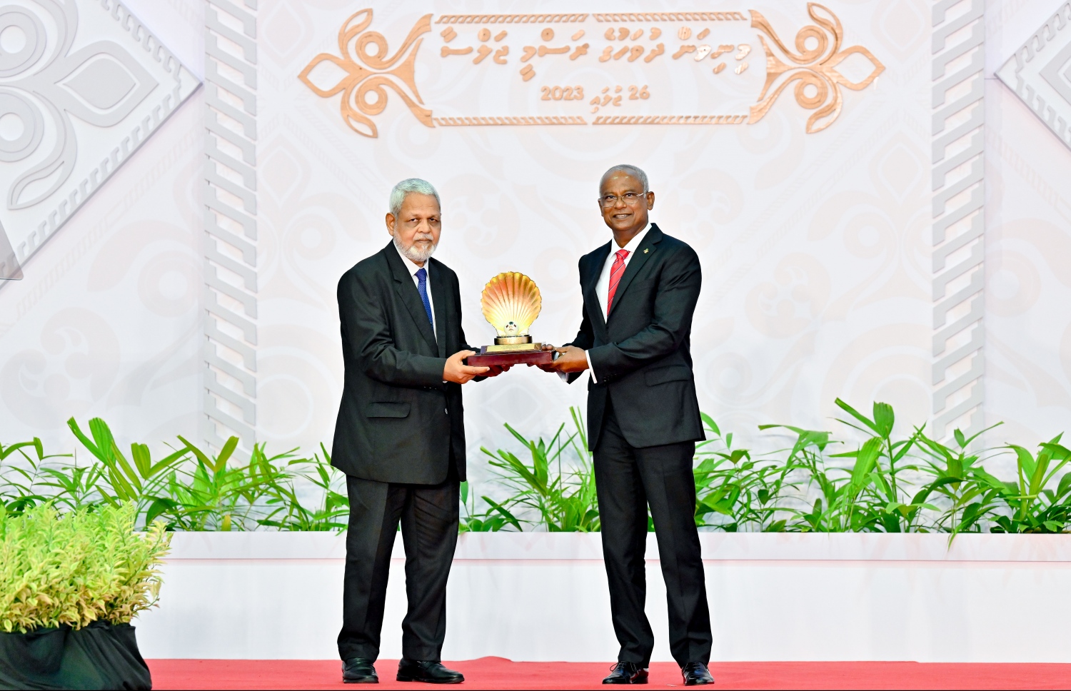 ހާއްސަ އިނާމު ލިބިވަޑައިގެންނެވި ބޭފުޅަކަށް ރައީސް އިބްރާހިމް މުހައްމަދު ސޯލިހު އިނާމު ހަވާލުކޮށްދެއްވަނީ.-- ފޮޓޯ: ނިޝާން އަލީ | މިހާރު