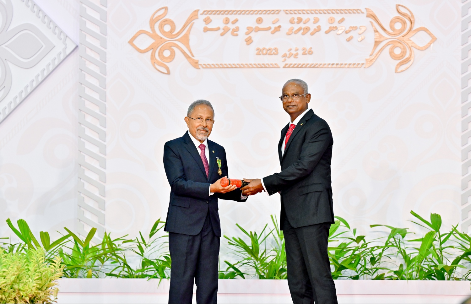 58 ވަނަ މިނިވަން ދުވަހުގެ ރަސްމީ ޖަލްސާގައި ރައީސް އިބްރާހިމް މުހައްމަދު ސޯލިހު، ކުރީގެ އެޑިއުކޭޝަން މިނިސްޓަރު ޑރ. މުސްތޮފާ ލުތުފީ އަށް ދިވެހި ދައުލަތުގެ މަތީ އިއްޒަތް، ނިޝާން ދިޔަމިގިލީ ޝަރަފުގެ އިއްޒަތް އަރުއްވަނީ.-- ފޮޓޯ: ނިޝާން އަލީ | މިހާރު