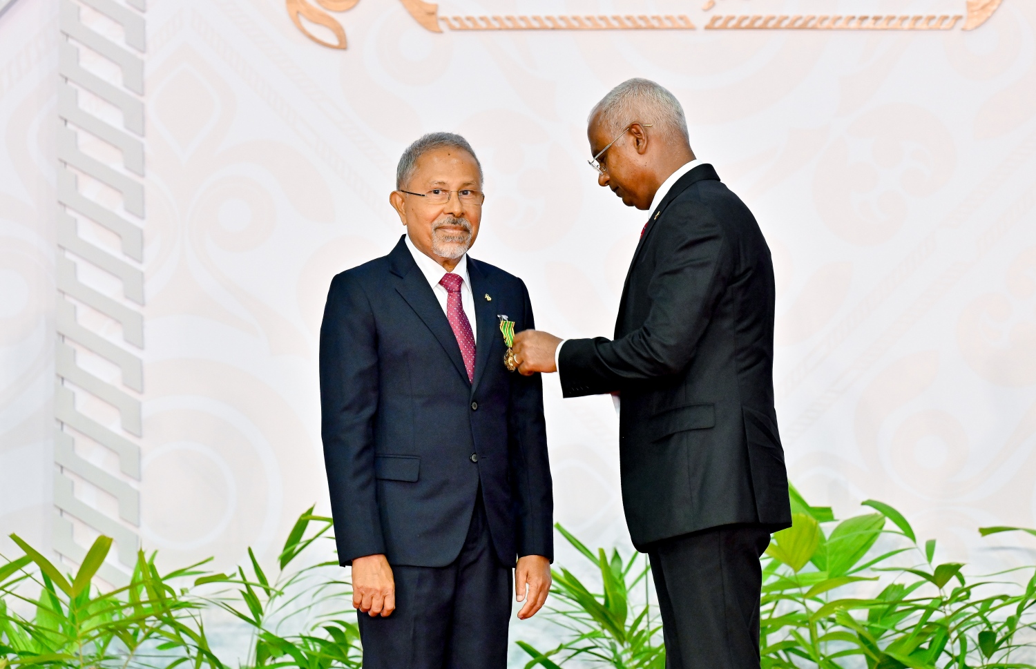 58 ވަނަ މިނިވަން ދުވަހުގެ ރަސްމީ ޖަލްސާގައި ރައީސް އިބްރާހިމް މުހައްމަދު ސޯލިހު، ކުރީގެ އެޑިއުކޭޝަން މިނިސްޓަރު ޑރ. މުސްތޮފާ ލުތުފީ އަށް ދިވެހި ދައުލަތުގެ މަތީ އިއްޒަތް، ނިޝާން ދިޔަމިގިލީ ޝަރަފުގެ އިއްޒަތް އަރުއްވަނީ.-- ފޮޓޯ: ނިޝާން އަލީ | މިހާރު