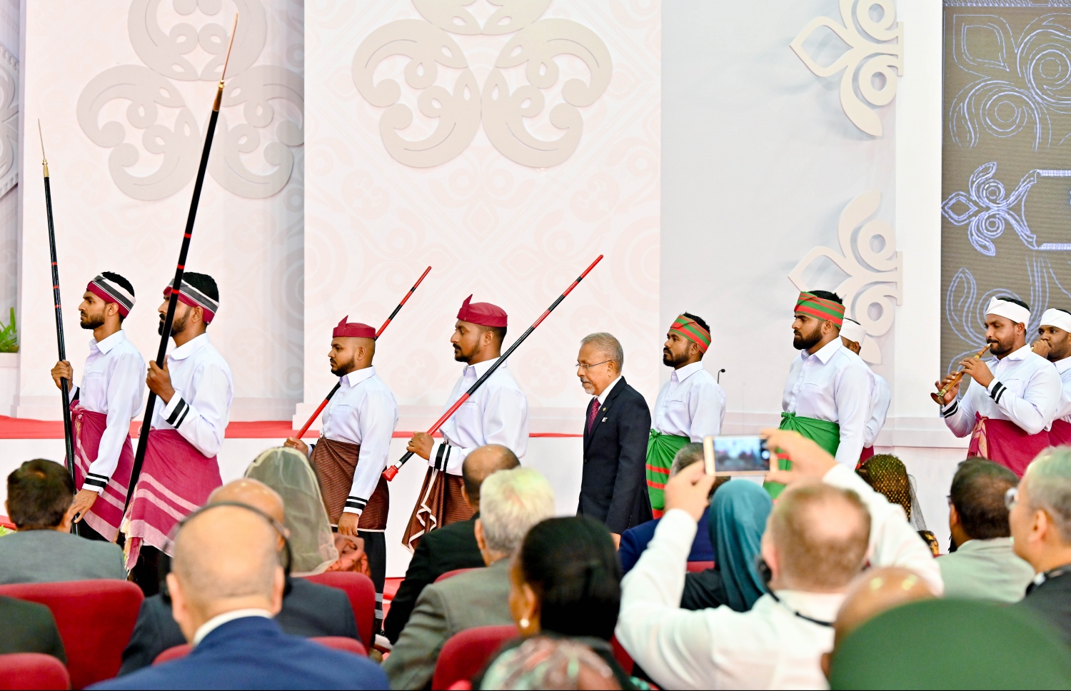 58 ވަނަ މިނިވަން ދުވަހުގެ ރަސްމީ ޖަލްސާގައި، ކުރީގެ އެޑިއުކޭޝަން މިނިސްޓަރު ޑރ. މުސްތޮފާ ލުތުފީ އަށް ދިވެހި ދައުލަތުގެ މަތީ އިއްޒަތް، ނިޝާން ދިޔަމިގިލީ ޝަރަފުގެ އިއްޒަތް އަރުއްވަނީ.-- ފޮޓޯ: ނިޝާން އަލީ | މިހާރު