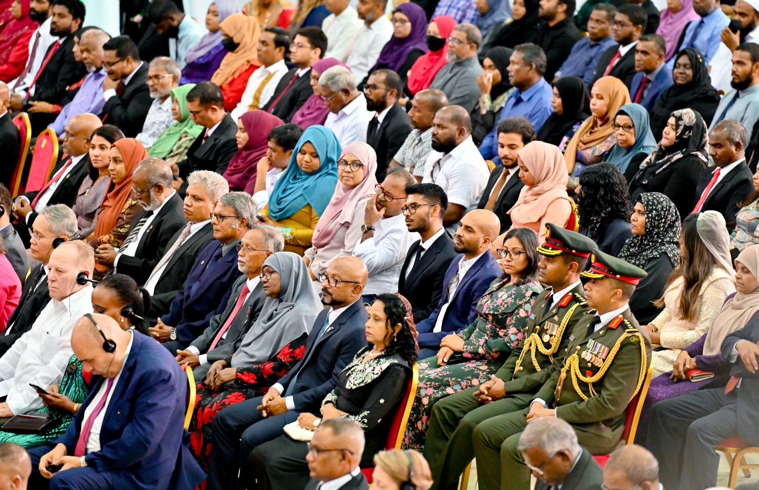 މިއަދު ފާހަގަކުރާ ރާއްޖޭގެ 58 ވަނަ މިނިވަން ދުވަހުގެ މުނާސަބަތުގައި ސޯޝަލް ސެންޓަރުގައި ބޭއްވި ޖަލްސާގައި ބައިވެރިވި ބައެއް މީހުން.-- ފޮޓޯ: ނިޝާން އަލީ | މިހާރު