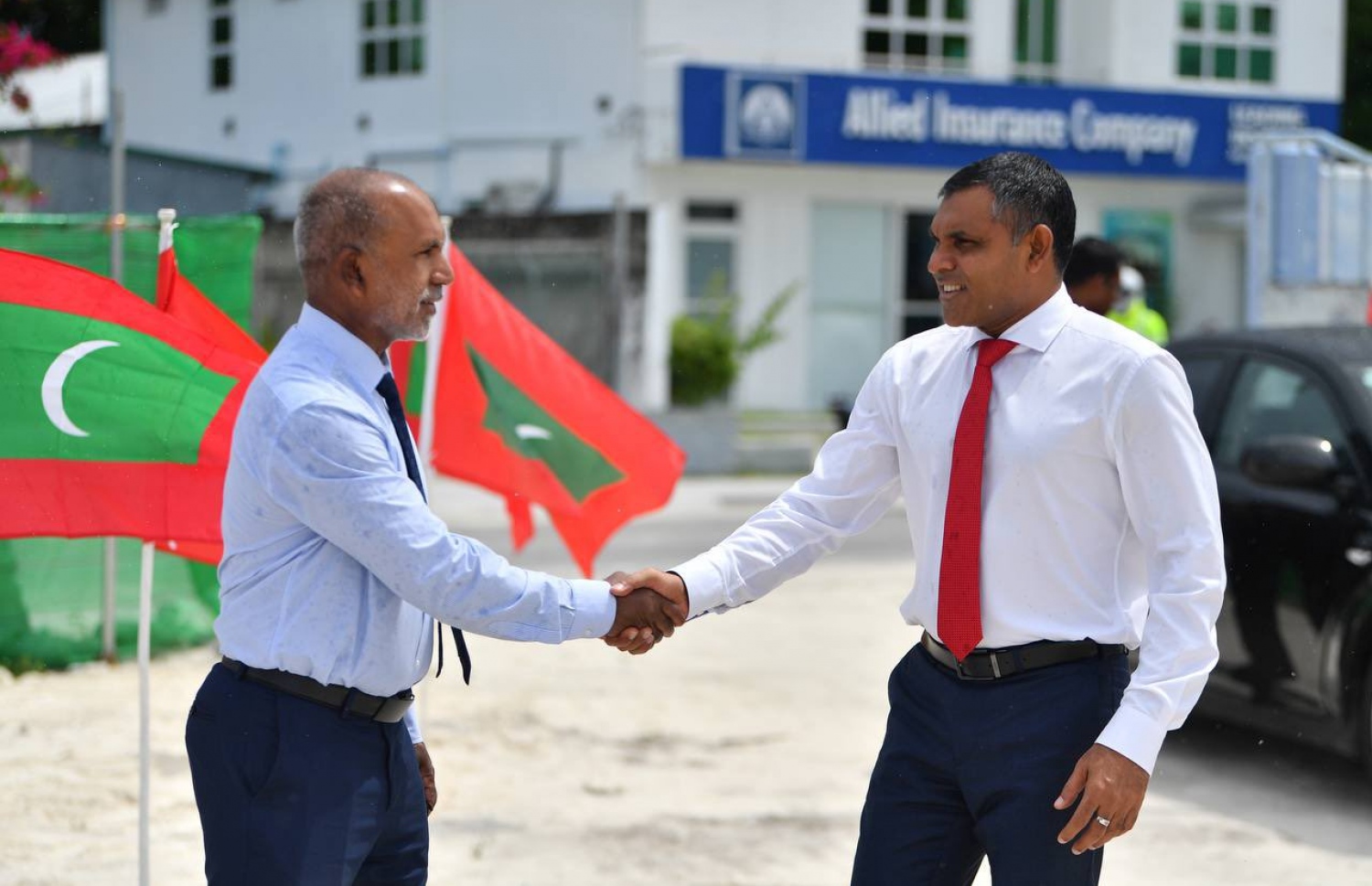 ސ. ހިތަދޫގައި އިސްލާމިކް ސެންޓަރު އެޅުމުގެ އަމަލީ މަސައްކަތް ފެށުމުގެ ގޮތުން ބޭއްވި ރަސްމިއްޔާތުގައި ނައިބު ރައީސް ފައިސަލް ނަސީމް، އިސްލާމިކް މިނިސްޓަރު އަހްމަދު ޒާހިރުއާ ސަލާންކުރައްވަނީ.-- ފޮޓޯ: ރައީސް އޮފީސް