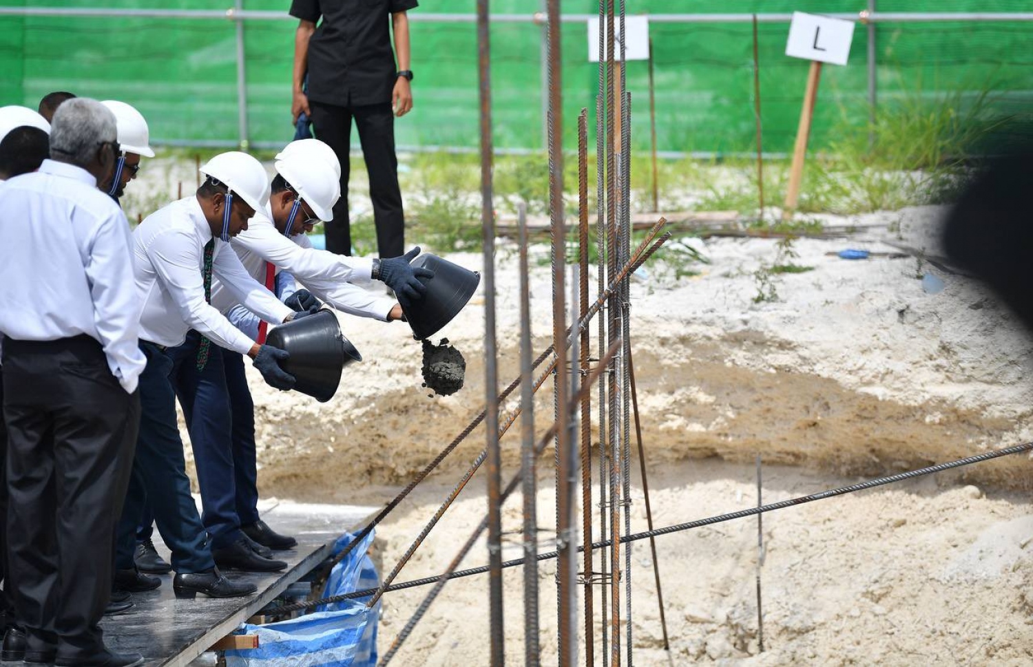 ސ. ހިތަދޫގައި އިސްލާމިކް ސެންޓަރު އެޅުމުގެ އަމަލީ މަސައްކަތް ފައްޓަވައިދެއްވުމުގެ ގޮތުން ނައިބު ރައީސް ފައިސަލް ނަސީމް ކޮންކްރީޓް އަޅުއްވަނީ.-- ފޮޓޯ: ރައީސް އޮފީސް