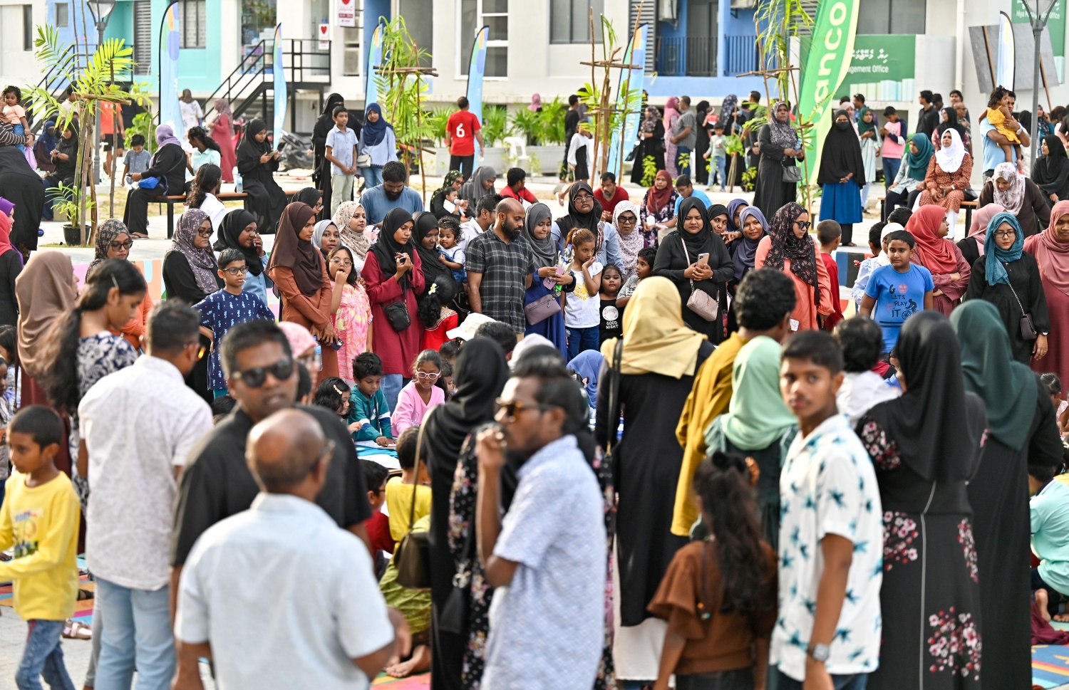 ހިޔާ ފްލެޓްތައް ކައިރީގައި ހެދި ޕާކު ހުޅުވުމުން އާންމުން އެތަނުގައި އޮތް ހަރަކާތްތައް ބަލާލަނީ.-- ފޮޓޯ: ފަޔާޒް މޫސާ | މިހާރު