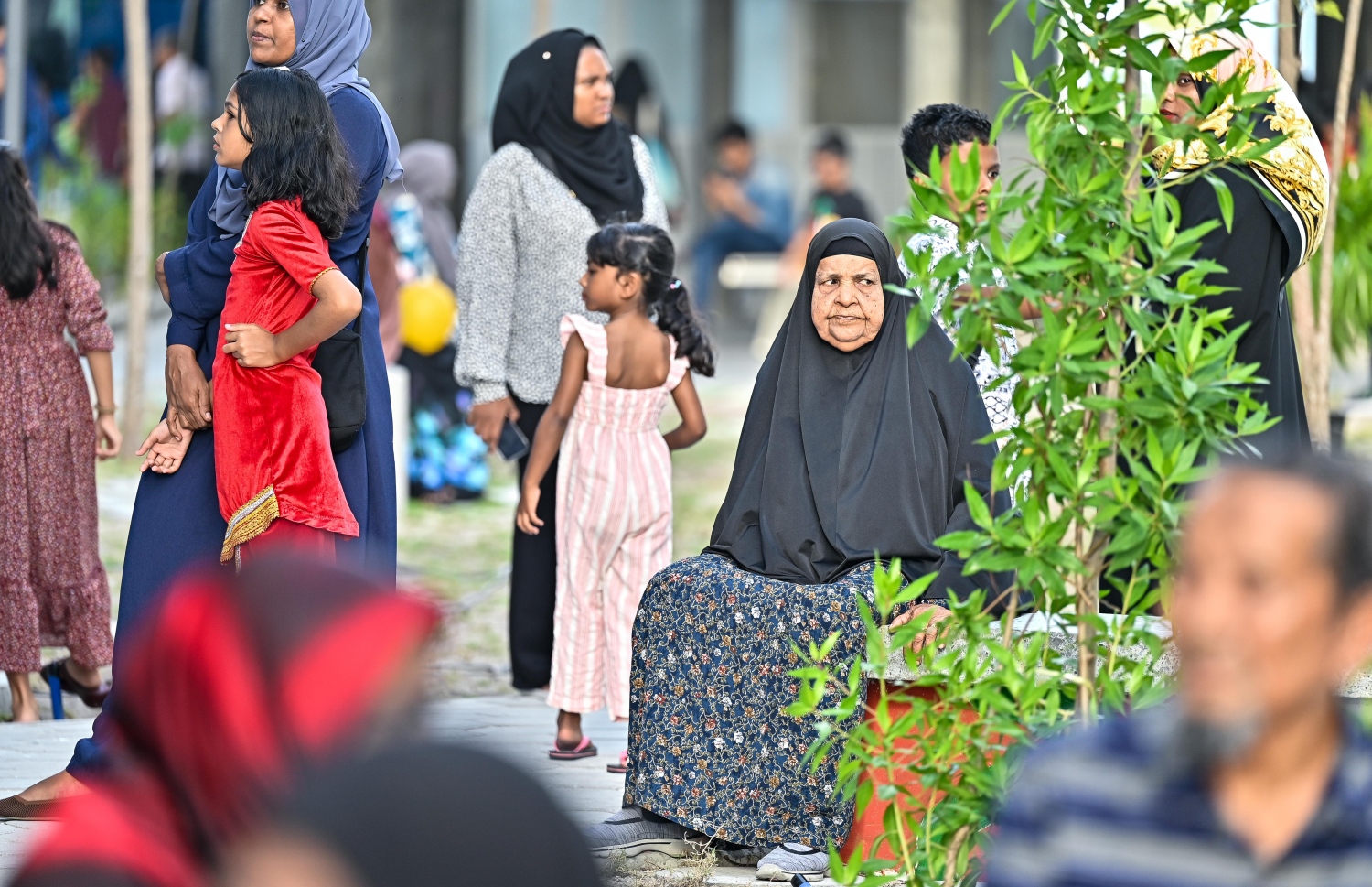 ހިޔާ ފްލެޓްތައް ކައިރީގައި ހެދި ޕާކު ހުޅުވުން: އުމުރުން ދުވަސްވީ އަންހެނަކު ބެންޗެއްގައި އިށީނދެލައިގެން.-- ފޮޓޯ: ފަޔާޒް މޫސާ | މިހާރު