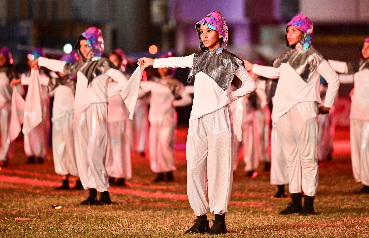 މި އަހަރުގެ މިނިވަން ދުވަސް ފާހަގަކުރުމަށް ގަލޮޅު ދަނޑުގައި ބޭއްވި ހެވިކަމާއި ކުޅިވަރުގެ ހަރަކާތްތަކުގައި ސްކޫލް ކުދިންތަކެއް އައިޓަމެއް ހުށަހަޅަނީ.-- ފޮޓޯ: ނިޝާން އަލީ | މިހާރު