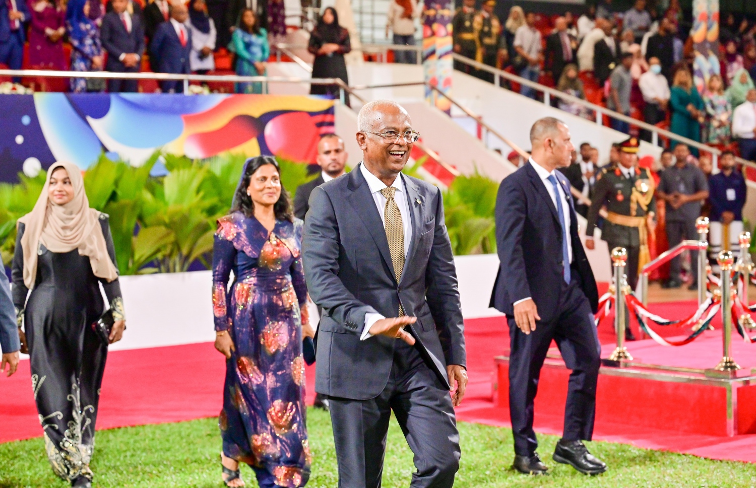 ރާއްޖޭގެ 58 ވަނަ މިނިވަން ދުވަހުގެ މުނާސަބަތުގައި ގަލޮޅު ދަނޑުގައި ބޭއްވި ރަސްމީ ކުޅިވަރުތަކާއި ހެވިކަމުގެ ހަރަކާތްތައް ބައްލަވާލެއްވުމަށް ރައީސް އިބްރާހިމް މުހައްމަދު ސޯލިހުގެ ދެކަނބަލުން ވަޑައިގަންނަވަނީ.-- ފޮޓޯ: ނިޝާން އަލީ | މިހާރު