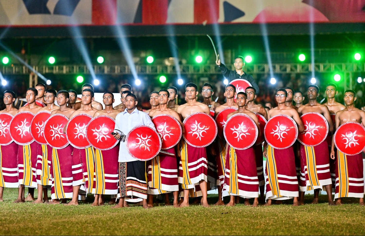 މި އަހަރުގެ މިނިވަން ދުވަސް ފާހަގަކުރުމަށް ގަލޮޅު ދަނޑުގައި ބޭއްވި ހެވިކަމާއި ކުޅިވަރުގެ ހަރަކާތްތަކުގައި ސިފައިން އައިޓަމެއް ހުށަހަޅަނީ.-- ފޮޓޯ: ނިޝާން އަލީ | މިހާރު