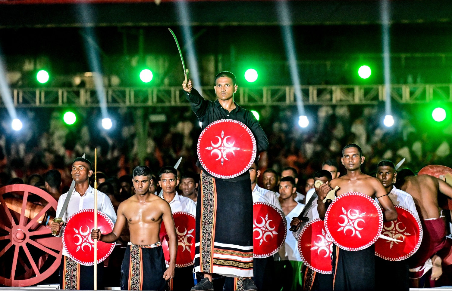 މި އަހަރުގެ މިނިވަން ދުވަސް ފާހަގަކުރުމަށް ގަލޮޅު ދަނޑުގައި ބޭއްވި ހެވިކަމާއި ކުޅިވަރުގެ ހަރަކާތްތަކުގައި ސިފައިން އައިޓަމެއް ހުށަހަޅަނީ.-- ފޮޓޯ: ނިޝާން އަލީ | މިހާރު