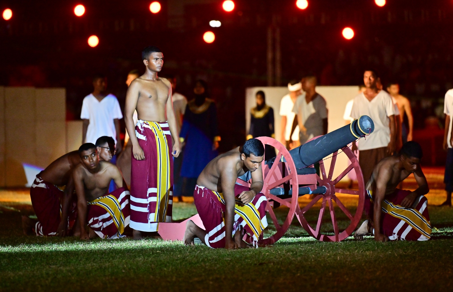 މި އަހަރުގެ މިނިވަން ދުވަސް ފާހަގަކުރުމަށް ގަލޮޅު ދަނޑުގައި ބޭއްވި ހެވިކަމާއި ކުޅިވަރުގެ ހަރަކާތްތަކުގައި ސިފައިން އައިޓަމެއް ހުށަހަޅަނީ.-- ފޮޓޯ: ނިޝާން އަލީ | މިހާރު