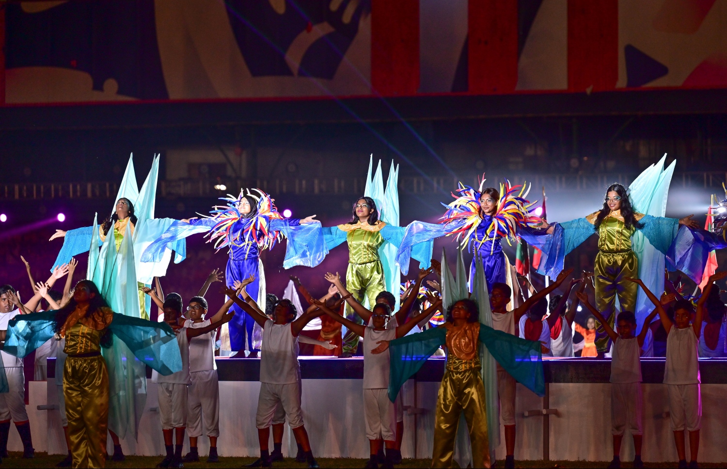 މި އަހަރުގެ މިނިވަން ދުވަސް ފާހަގަކުރުމަށް ގަލޮޅު ދަނޑުގައި ބޭއްވި ހެވިކަމާއި ކުޅިވަރުގެ ހަރަކާތްތަކުގައި ސްކޫލް ކުދިންތަކެއް އައިޓަމެއް ހުށަހަޅަނީ.-- ފޮޓޯ: ނިޝާން އަލީ | މިހާރު