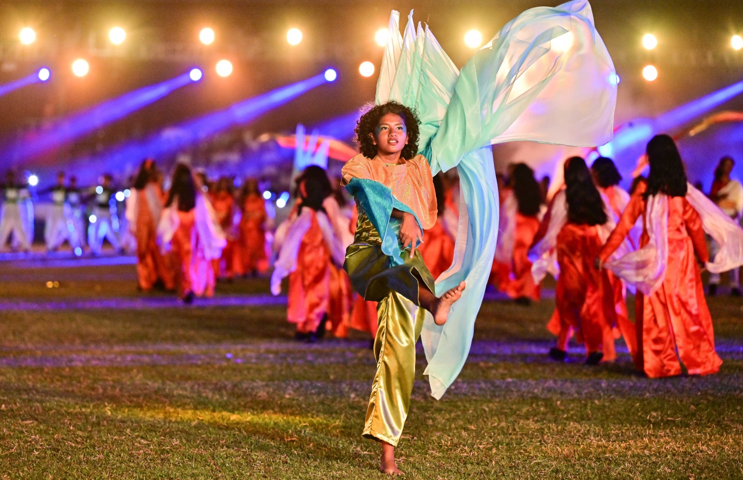 މި އަހަރުގެ މިނިވަން ދުވަސް ފާހަގަކުރުމަށް ގަލޮޅު ދަނޑުގައި ބޭއްވި ހެވިކަމާއި ކުޅިވަރުގެ ހަރަކާތްތަކުގައި ސްކޫލް ކުދިންތަކެއް އައިޓަމެއް ހުށަހަޅަނީ.-- ފޮޓޯ: ނިޝާން އަލީ | މިހާރު