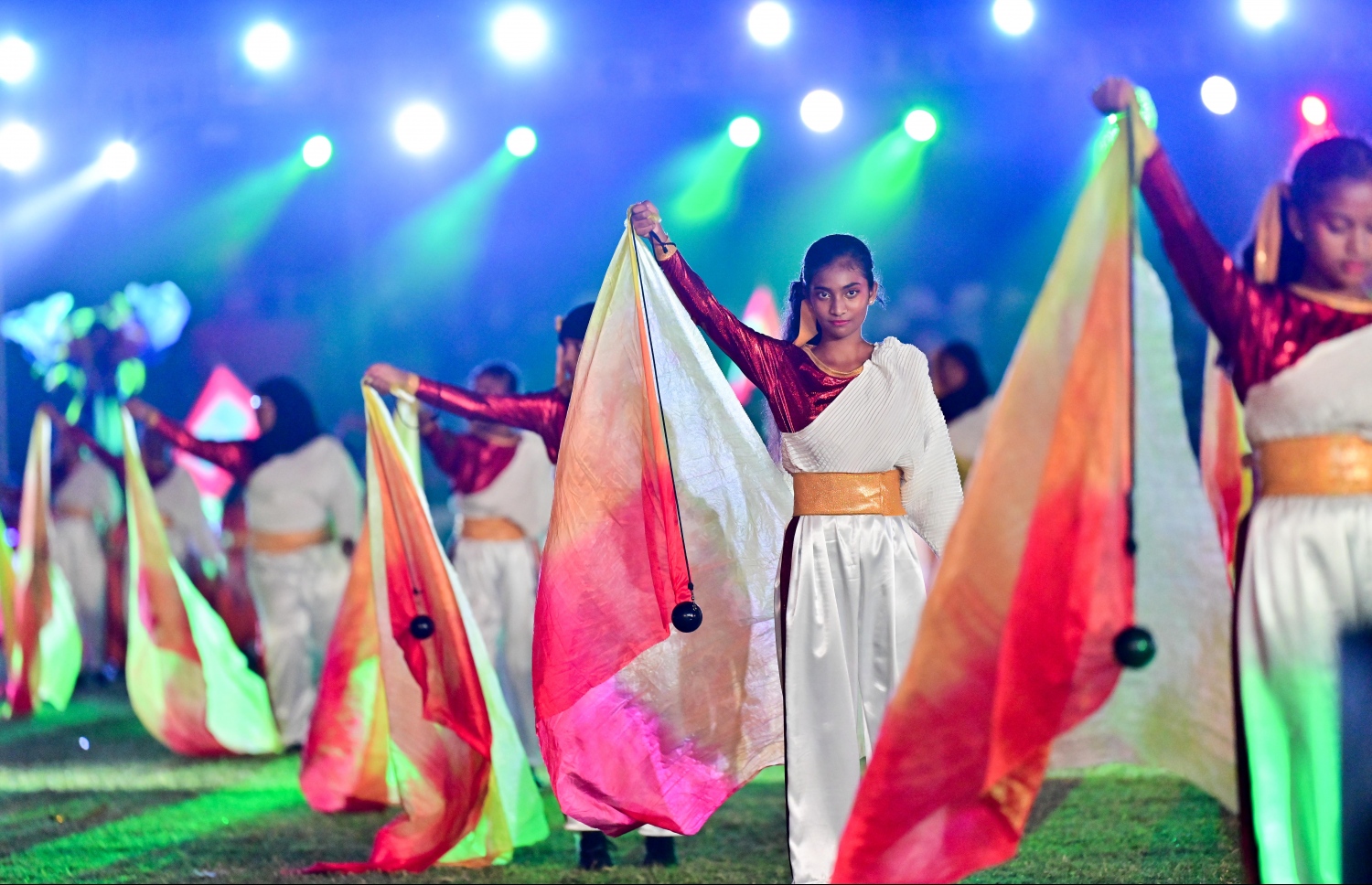 މި އަހަރުގެ މިނިވަން ދުވަސް ފާހަގަކުރުމަށް ގަލޮޅު ދަނޑުގައި ބޭއްވި ހެވިކަމާއި ކުޅިވަރުގެ ހަރަކާތްތަކުގައި ސްކޫލް ކުދިންތަކެއް އައިޓަމެއް ހުށަހަޅަނީ.-- ފޮޓޯ: ނިޝާން އަލީ | މިހާރު