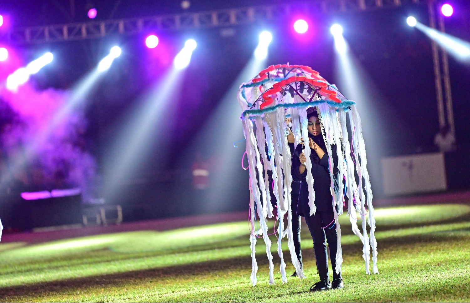 މި އަހަރުގެ މިނިވަން ދުވަސް ފާހަގަކުރުމަށް ގަލޮޅު ދަނޑުގައި ބޭއްވި ހެވިކަމާއި ކުޅިވަރުގެ ހަރަކާތްތަކުގައި ސްކޫލް ކުދިންތަކެއް އައިޓަމެއް ހުށަހަޅަނީ.-- ފޮޓޯ: ނިޝާން އަލީ | މިހާރު