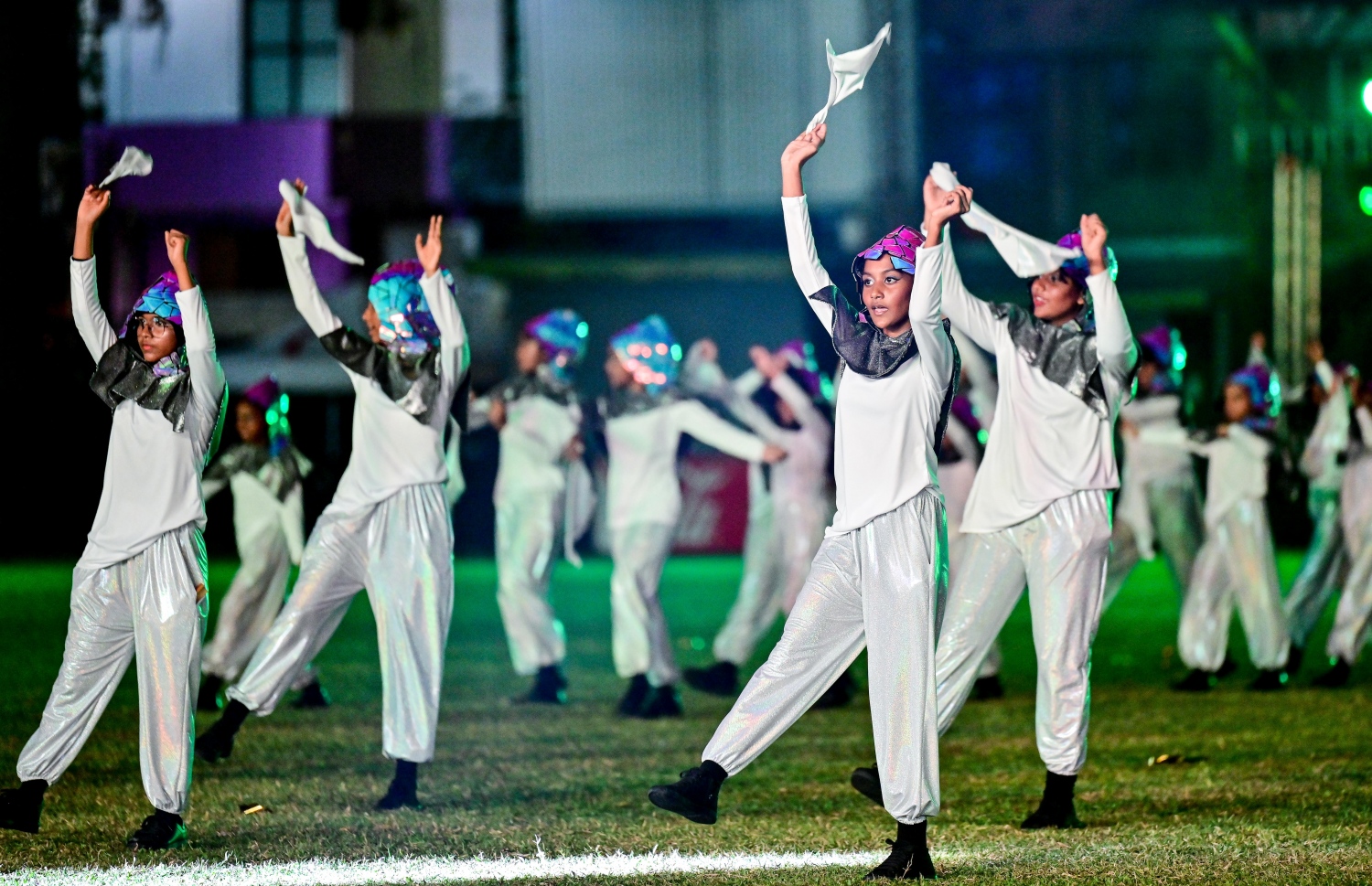 މި އަހަރުގެ މިނިވަން ދުވަސް ފާހަގަކުރުމަށް ގަލޮޅު ދަނޑުގައި ބޭއްވި ހެވިކަމާއި ކުޅިވަރުގެ ހަރަކާތްތަކުގައި ސްކޫލް ކުދިންތަކެއް އައިޓަމެއް ހުށަހަޅަނީ.-- ފޮޓޯ: ނިޝާން އަލީ | މިހާރު