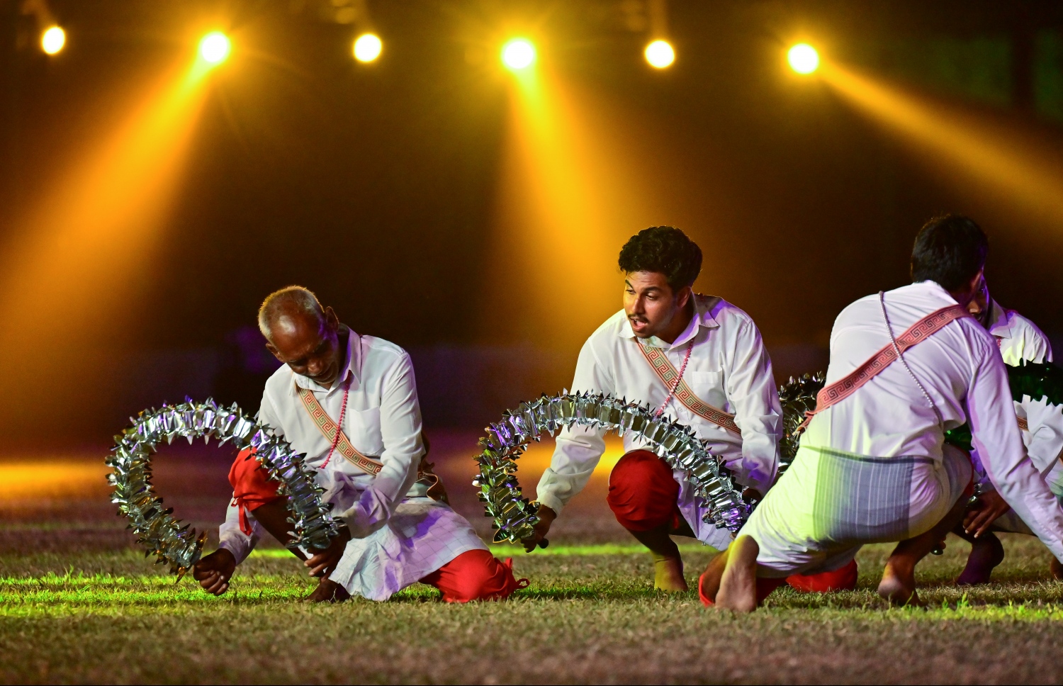 މި އަހަރުގެ މިނިވަން ދުވަސް ފާހަގަކުރުމަށް ގަލޮޅު ދަނޑުގައި ބޭއްވި ހެވިކަމާއި ކުޅިވަރުގެ ހަރަކާތްތަކުގައި ސްކޫލް ކުދިންތަކެއް އައިޓަމެއް ހުށަހަޅަނީ.-- ފޮޓޯ: ނިޝާން އަލީ | މިހާރު