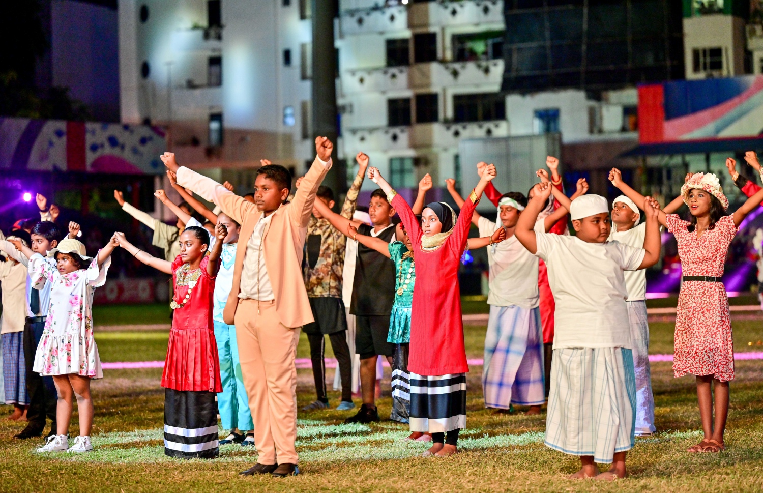 މި އަހަރުގެ މިނިވަން ދުވަސް ފާހަގަކުރުމަށް ގަލޮޅު ދަނޑުގައި ބޭއްވި ހެވިކަމާއި ކުޅިވަރުގެ ހަރަކާތްތަކުގައި ސްކޫލް ކުދިންތަކެއް އައިޓަމެއް ހުށަހަޅަނީ.-- ފޮޓޯ: ނިޝާން އަލީ | މިހާރު