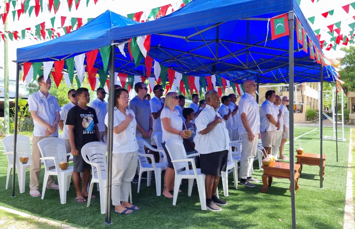 ކުރެއްދޫ އައިލެންޑް ރިސޯޓުގައި 58 ވަނަ މިނިވަން ދުވަސް ފާހަގަކުރަން ބޭއްވި ދިދަ ނެގުމުގެ ރަސްމިއްޔާތުގައި ޗެއާމަން، މުހައްމަދު މޫސާ (އުއްޗު) އާއި ރިސޯޓުގެ އިސްވެރިން ބައިވެރިވެވަޑައިގަންނަވަނީ.-- ފޮޓޯ: ކުރެއްދޫ ރިސޯޓް