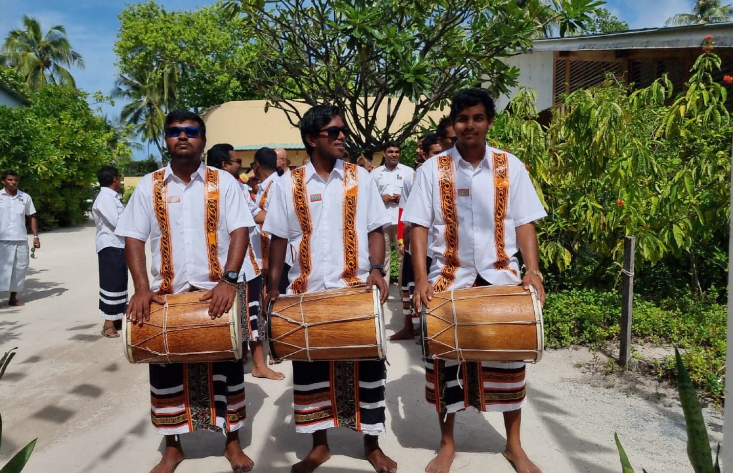 ކުރެއްދޫ އައިލެންޑް ރިސޯޓުގައި 58 ވަނަ މިނިވަން ދުވަސް ފާހަގަކުރަން ބޭއްވި ދިދަ ނެގުމުގެ ރަސްމިއްޔާތުގައި ރިސޯޓުގެ ސްޓާފުން ސަގާފީ އައިޓަމެއް ހުށަހަޅަނީ.-- ފޮޓޯ: ކުރެއްދޫ ރިސޯޓް