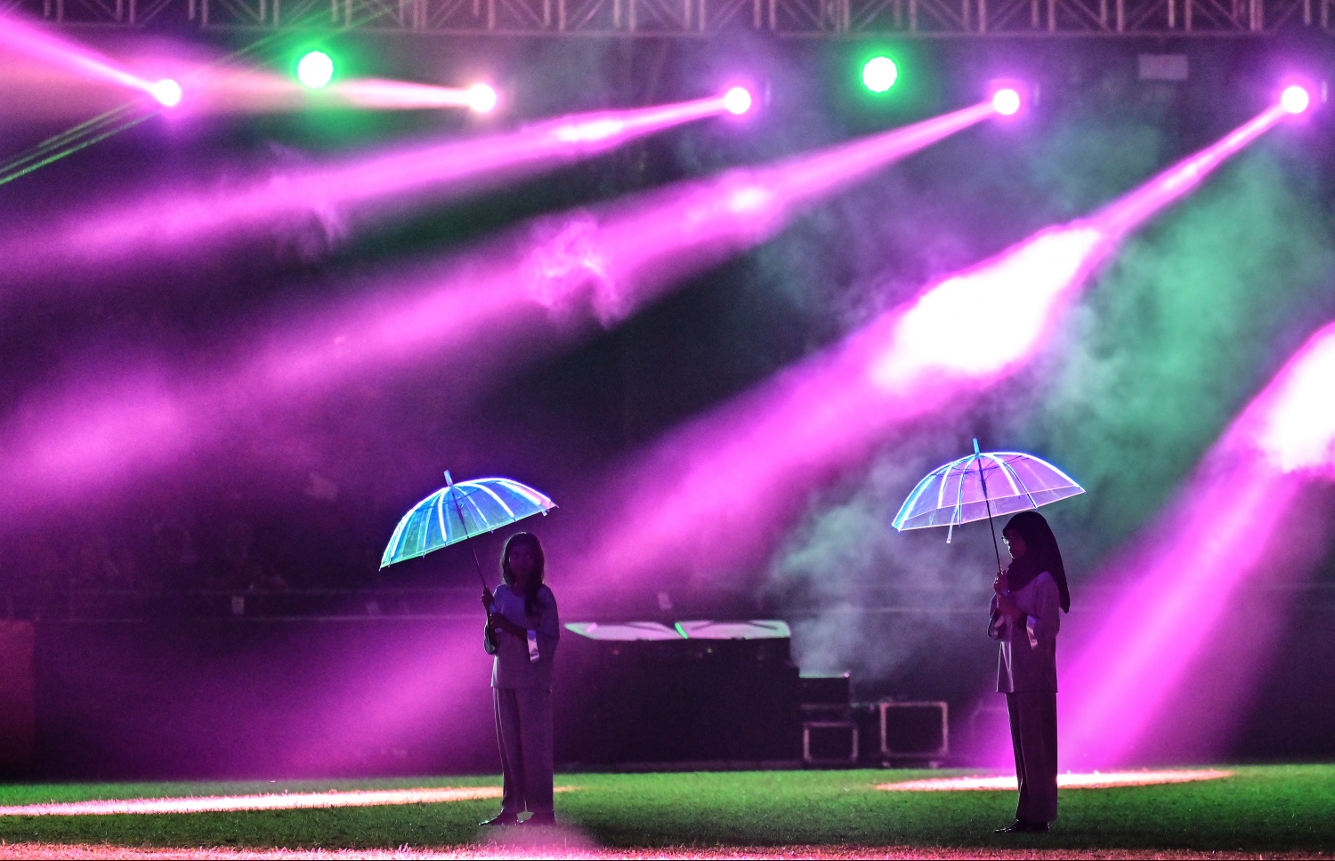 މި އަހަރުގެ މިނިވަން ދުވަސް ފާހަގަކުރުމަށް ގަލޮޅު ދަނޑުގައި ބޭއްވި ހެވިކަމާއި ކުޅިވަރުގެ ހަރަކާތްތަކުގައި ސްކޫލް ކުދިންތަކެއް އައިޓަމެއް ހުށަހަޅަނީ.-- ފޮޓޯ: ނިޝާން އަލީ | މިހާރު