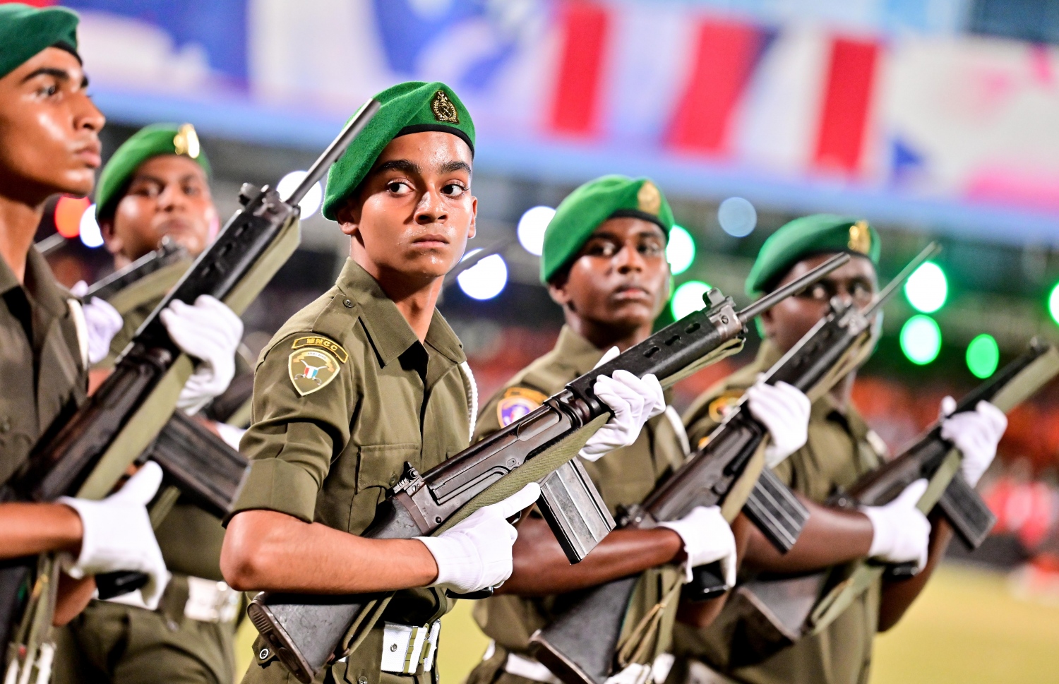 ރާއްޖޭގެ 58 ވަނަ މިނިވަން ދުވަސް ފާހަގަކުރުމަށް ގަލޮޅު ދަނޑުގައި ބޭއްވި ހެވިކަމާއި ކުޅިވަރުގެ ހަރަކާތްތަކުގައި ސިފައިންގެ ލަޝްކަރީންނާ އެކު ސްކޫލްތަކުގެ ކެޑޭޓުން ހެވިކަމުގެ ޝަރަފުގެ ހިނގާލުން .-- ފޮޓޯ: ނިޝާން އަލީ | މިހާރު