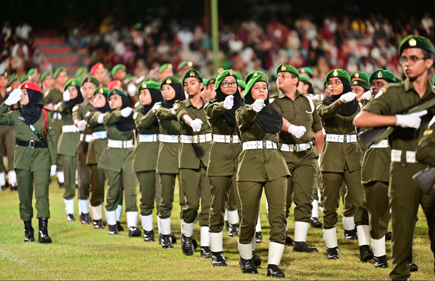 ރާއްޖޭގެ 58 ވަނަ މިނިވަން ދުވަސް ފާހަގަކުރުމަށް ގަލޮޅު ދަނޑުގައި ބޭއްވި ހެވިކަމާއި ކުޅިވަރުގެ ހަރަކާތްތަކުގައި ސިފައިންގެ ލަޝްކަރީންނާ އެކު ސްކޫލްތަކުގެ ކެޑޭޓުން ހެވިކަމުގެ ޝަރަފުގެ ހިނގާލުން .-- ފޮޓޯ: ނިޝާން އަލީ | މިހާރު