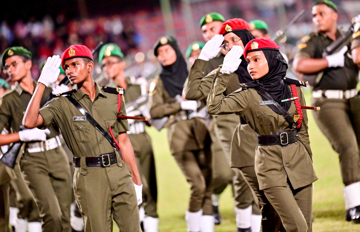 ރާއްޖޭގެ 58 ވަނަ މިނިވަން ދުވަސް ފާހަގަކުރުމަށް ގަލޮޅު ދަނޑުގައި ބޭއްވި ހެވިކަމާއި ކުޅިވަރުގެ ހަރަކާތްތަކުގައި ސިފައިންގެ ލަޝްކަރީންނާ އެކު ސްކޫލްތަކުގެ ކެޑޭޓުން ހެވިކަމުގެ ޝަރަފުގެ ހިނގާލުން .-- ފޮޓޯ: ނިޝާން އަލީ | މިހާރު