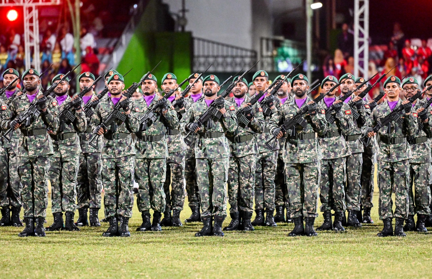 ރާއްޖޭގެ 58 ވަނަ މިނިވަން ދުވަސް ފާހަގަކުރުމަށް ގަލޮޅު ދަނޑުގައި ބޭއްވި ހެވިކަމާއި ކުޅިވަރުގެ ހަރަކާތްތަކުގައި ސިފައިންގެ ލަޝްކަރީންނާ އެކު ސްކޫލްތަކުގެ ކެޑޭޓުން ހެވިކަމުގެ ޝަރަފުގެ ހިނގާލުން .-- ފޮޓޯ: ނިޝާން އަލީ | މިހާރު