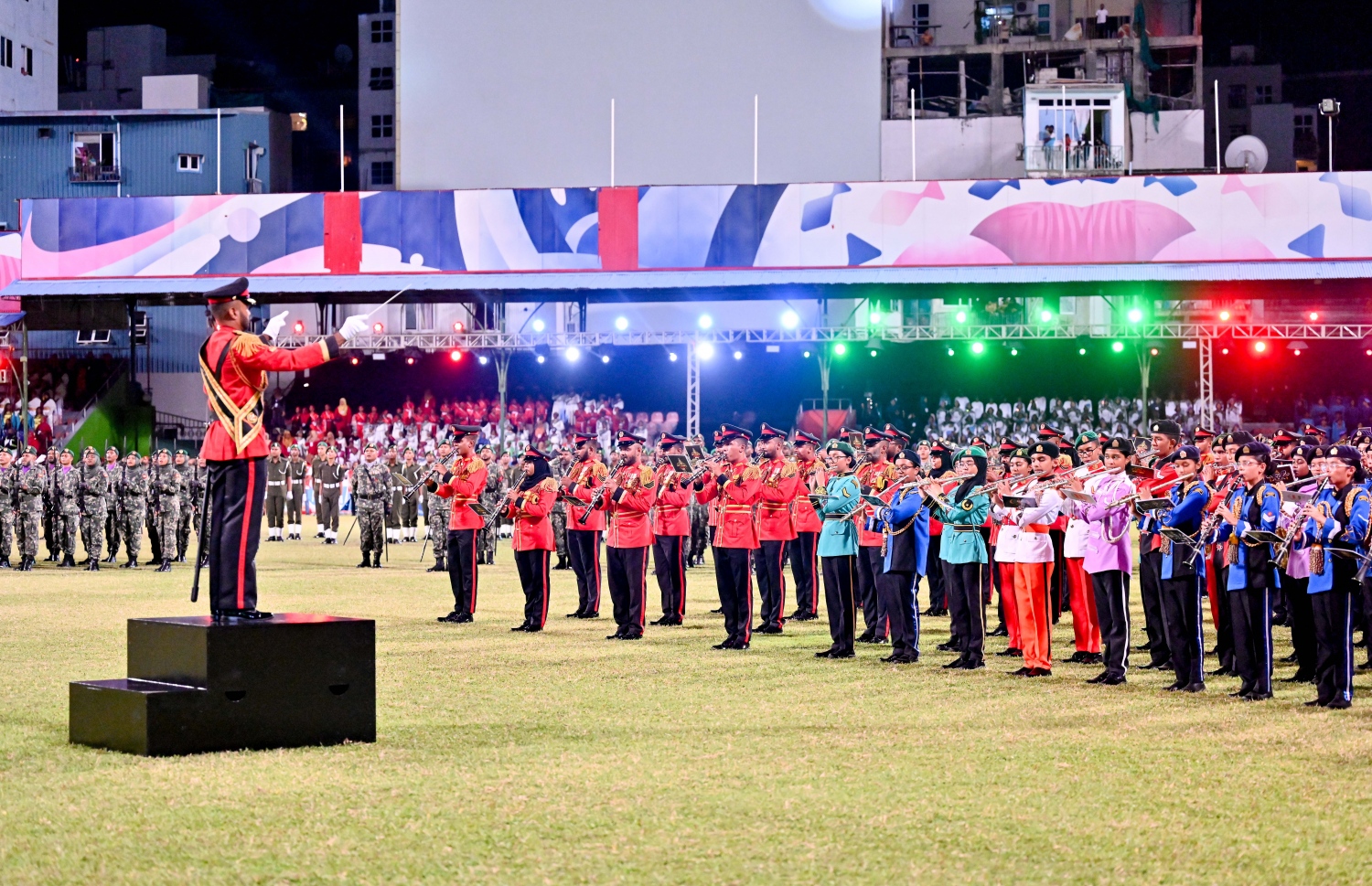 ރާއްޖޭގެ 58 ވަނަ މިނިވަން ދުވަސް ފާހަގަކުރުމަށް ގަލޮޅު ދަނޑުގައި ބޭއްވި ހެވިކަމާއި ކުޅިވަރުގެ ހަރަކާތްތަކުގައި ސްކޫލްތަކުގެ ބޭންޑުން ގައުމީ ސަލާމް ކުޅެނީ .-- ފޮޓޯ: ނިޝާން އަލީ | މިހާރު