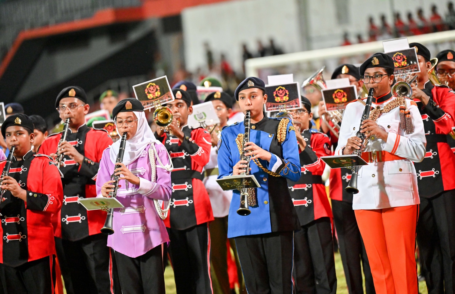 ރާއްޖޭގެ 58 ވަނަ މިނިވަން ދުވަސް ފާހަގަކުރުމަށް ގަލޮޅު ދަނޑުގައި ބޭއްވި ހެވިކަމާއި ކުޅިވަރުގެ ހަރަކާތްތަކުގައި ސްކޫލްތަކުގެ ބޭންޑުން ގައުމީ ސަލާމް ކުޅެނީ .-- ފޮޓޯ: ނިޝާން އަލީ | މިހާރު