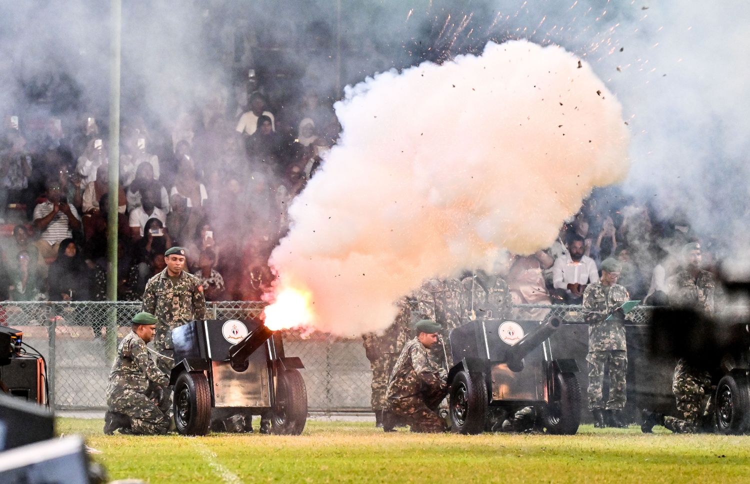 ރާއްޖޭގެ 58 ވަނަ މިނިވަން ދުވަހުގެ މުނާސަބަތުގައި ގަލޮޅު ދަނޑުގައި ބޭއްވި ރަސްމީ ކުޅިވަރުތަކާއި ހެވިކަމުގެ ހަރަކާތްތައް ފެށުމުގެ ގޮތުން ސިފައިން ބަޑި ޖަހަނީ.--- ފޮޓޯ: ނިޝާން އަލީ | މިހާރު