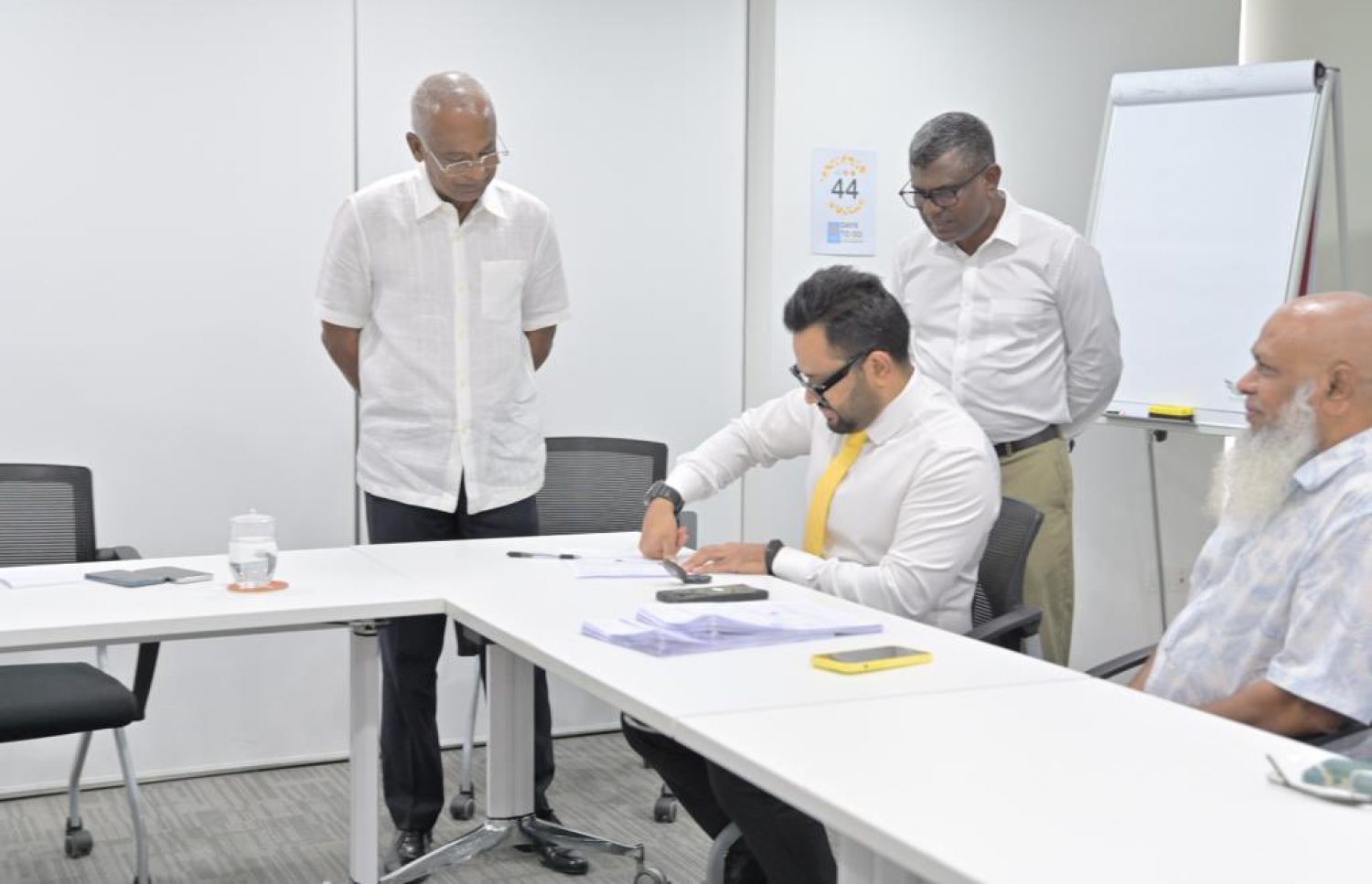 ހަނަފީ އެމްޑީޕީއަށް ސޮއިކުރައްވާ އިރު އަރިހުގައި ރައީސް އާއި އެމްޑީޕީގެ ޑެޕިއުޓީ ޗެއާޕާސަން އިބުރޭ. -- ފޮޓޯ | އެމްޑީޕީ