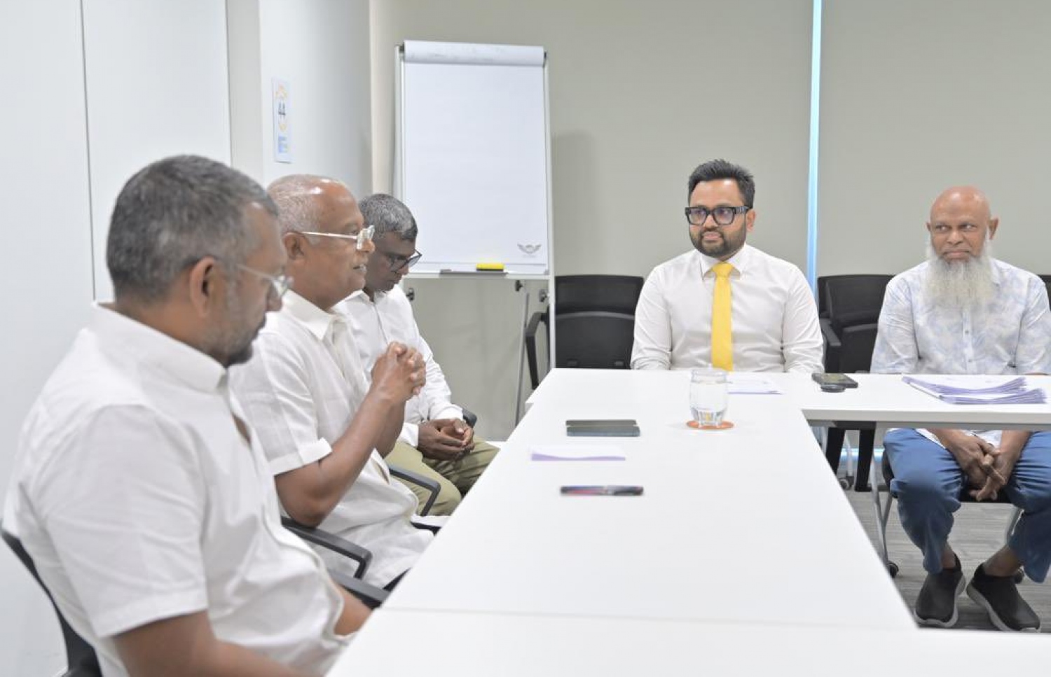 އެމްޑީޕީއަށް ސޮއިކުރެއްވުމަށް ފަހު ލީޑަޝިޕާއެކު ހަނަފީ: ޖޭޕީން ވަކިވެވަޑައިގަތީ ޕާޓީގެ މިސްރާބު ހުރި ގޮތާ މެދު ހިތްހަމަޖެހިވަޑައިނުގެން. -- ފޮޓޯ | އެމްޑީޕީ