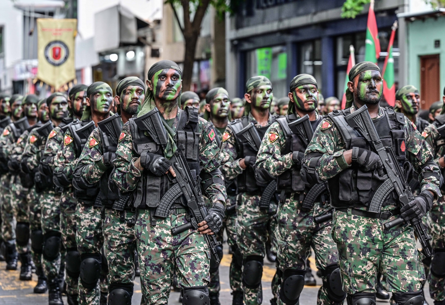 މިނިވަން ދުވަހާ ގުޅިގެން މިއަދު ބޭއްވި ސިފައިންގެ ޕެރެޑްގައި ސިފައިންގެ އެކި ލަޝްކަރުތައް-- ފޮޓޯ: ނިޝާން އަލީ | މިހާރު