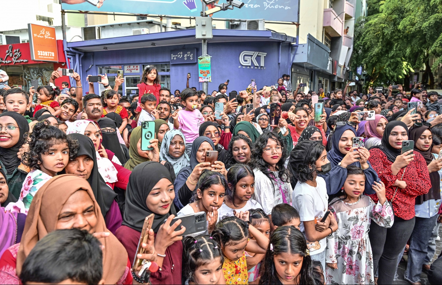 މިނިވަން ދުވަސް ފާހަގަކުރުމުގެ ގޮތުން ސިފައިން ބޭއްވި ޕެރޭޑް ބެލުމަށް މަޖީދީމަގަށް މީހުން ޖަމާވެފައި -- ފޮޓޯ:ނިޝާން އަލީ | މިހާރު