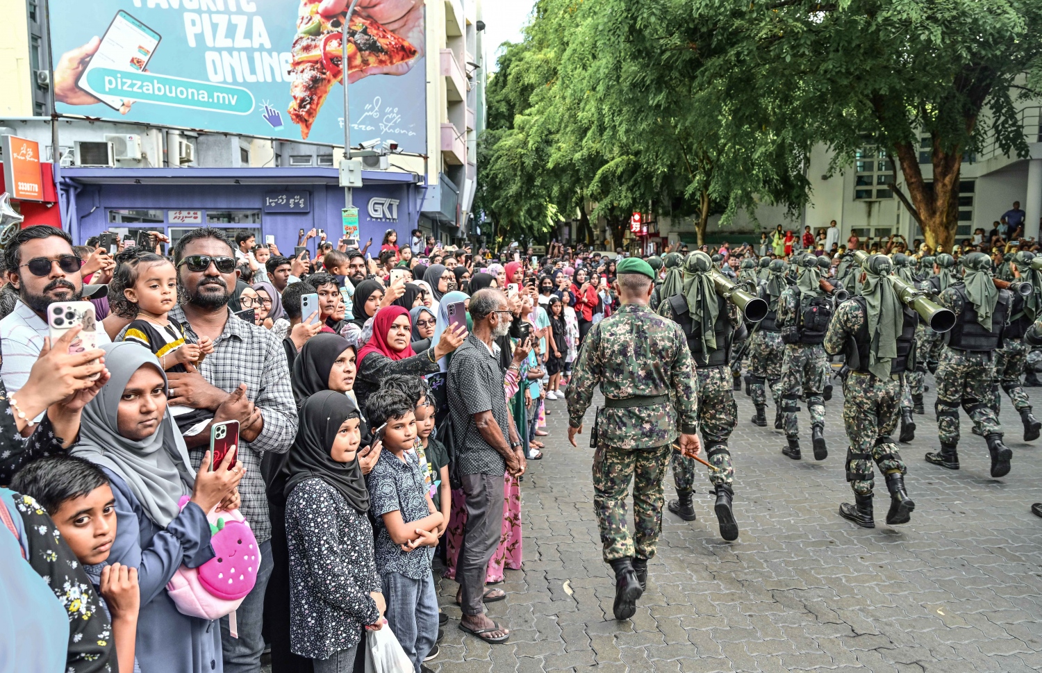 މިނިވަން ދުވަސް ފާހަގަކުރުމުގެ ގޮތުން ސިފައިން ބޭއްވި ޕެރޭޑް ބެލުމަށް މަޖީދީމަގަށް މީހުން ޖަމާވެފައި -- ފޮޓޯ:ނިޝާން އަލީ | މިހާރު