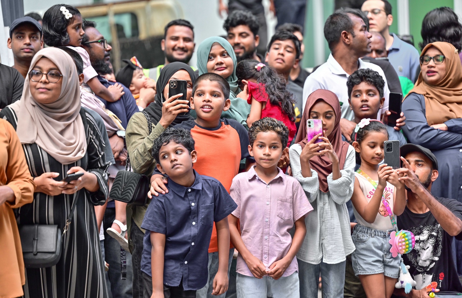 މިނިވަން ދުވަސް ފާހަގަކުރުމުގެ ގޮތުން ސިފައިން ބޭއްވި ޕެރޭޑް ބެލުމަށް މަޖީދީމަގަށް މީހުން ޖަމާވެފައި -- ފޮޓޯ:ނިޝާން އަލީ | މިހާރު