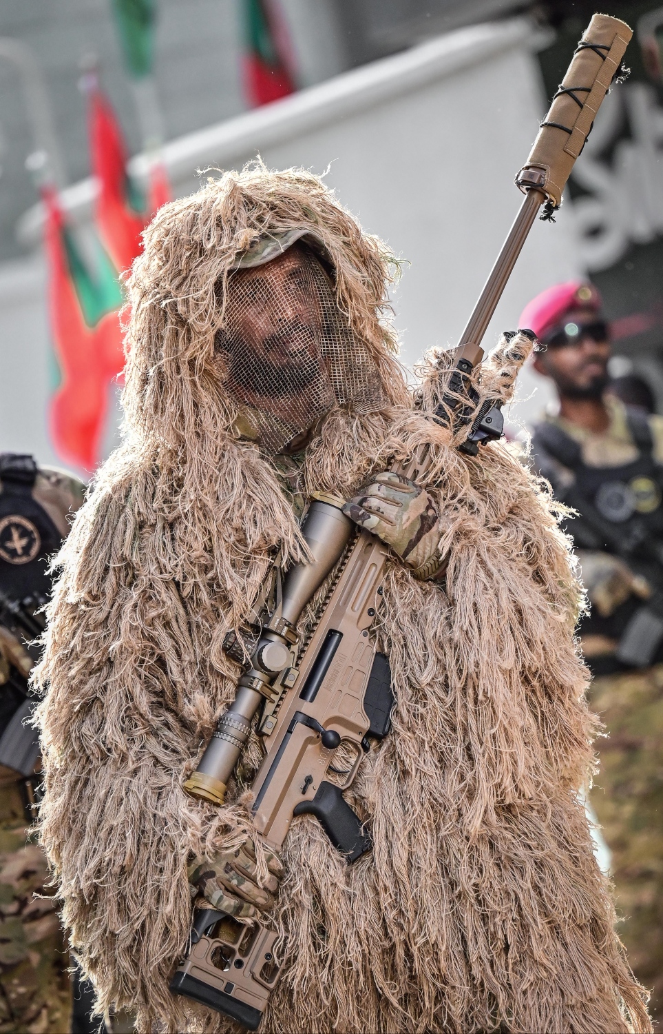 މިނިވަން ދުވަހުގެ ޕެރޭޑްގައި ސިފައިންގެ ސްޕެޝަލް ފޯސްގެ ސްނައިޕަރަކު ބަޑި އާއެކު ޕެރޭޑްގައި ބައިވެރިވަނީ -- ފޮޓޯ: ނިޝާން އަލީ | މިހާރު