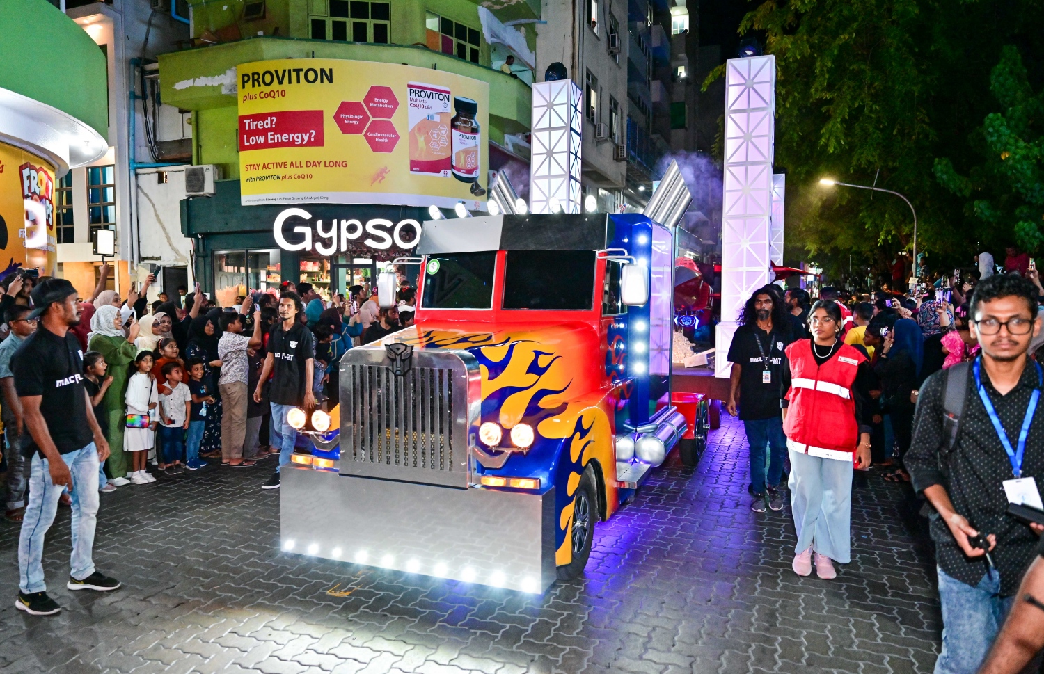 މިނިވަން ދުވަހުގެ މުނާސަބަތުގައި މާލޭގައި ބޭއްވި ފުޅަނދުބުރުގައި އެމްްއޭސީއެލްގެ ފަރާތުން ނެރުނު ފުޅަނދު މަޖީދީމަގުން ކުރިއަށް ދަނީ -- ފޮޓޯ: ނިޝާން އަލީ | މިހާރު