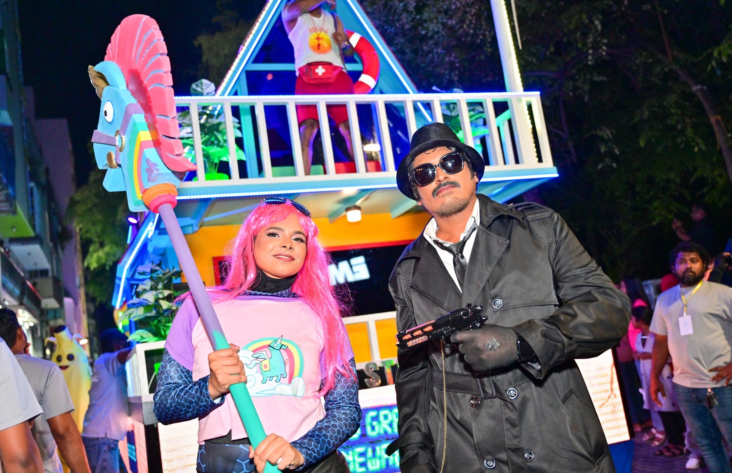 ސްޓެލްކޯގެ ފަރާތުން ފުޅަނދުބުރުގައި ބައިވެރިކުރި ފުޅަނދުގައި ހިމެނޭ ދެ މީހަކު ފޮޓޯއަކަށް ހުއްޓިލައިގެން -- ފޮޓޯ: ނިޝާން އަލީ | މިހާރު