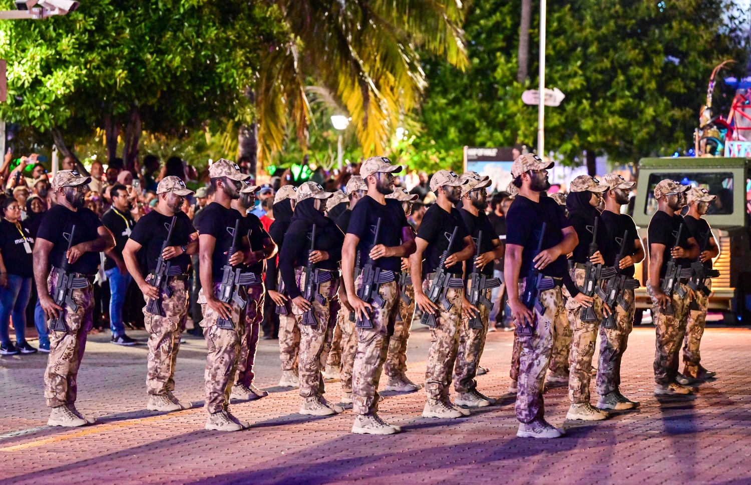 އެމްއޭސީއެލް ފުޅަނދުގައި ހިމެނޭ އެ ކުންފުނީގެ މުއައްޒަފުންގެ ހަރަކާތެއް ކުރިއަށް ގެންދަނީ: ފުޅަނދުބުރު ބައްލަވާލެއްވުމަށް ރައީސް އިބްރާހިމް މުހައްމަދު ސޯލިހު އާ ސަރުކާރުގެ ބައެއް ވަޒީރުން ވަނީ އިއްޒުއްދީން ފާލަން ސަރަހައްދަށް ވަޑައިގެންފަ -- ފޮޓޯ: ނިޝާން އަލީ | މިހާރު