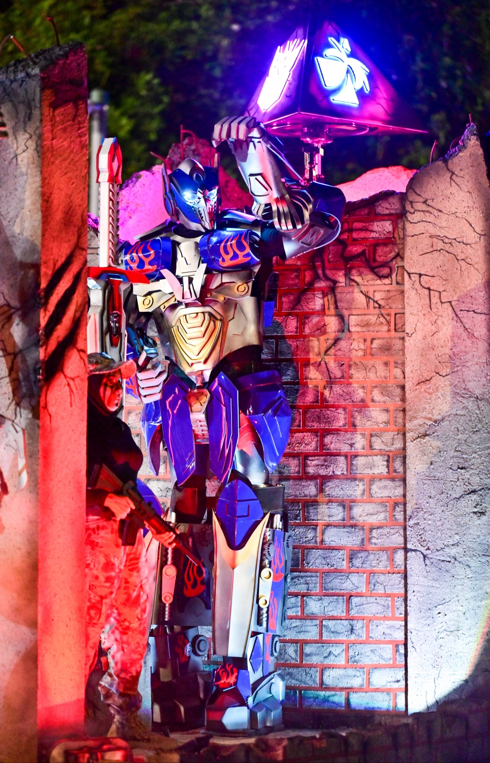 އެމްއޭސީއެލް ފުޅަނދުގައި ހުރި ރޮޕެޓްއެއް މި ހަރަކާތްތައް ބަލަން ނިކުމެތިބި މީހުންނަށް ސަލާންކޮއްލުމުގެ ގޮތުން ހަނާ އަޅާލަނީ -- ފޮޓޯ: ފަަޔާޒު މޫސާ | މިހާރު