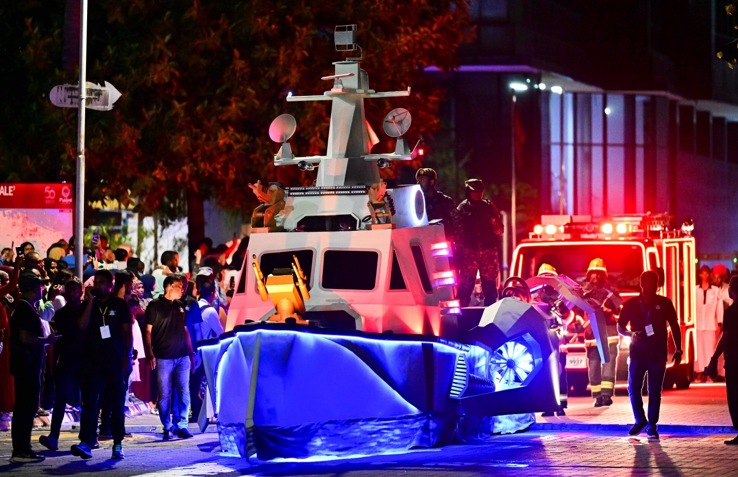 މި އަހަރުގެ މިނިވަން ދުވަހުގެ މުނާސަބަތުގައި ކުރިއަށް ގެންދިޔަ ފުޅަނދުބުރުގައި ސިފައިންގެ ފަރާތުން ބައިވެރި ކުރި މަނަވަރު ފުޅަނދާއި ސިފައިންގެ ފަޔާ ފައިޓަރުންގެ ހަރަކާތްތައް ދައްކާލަނީ -- ފޮޓޯ: ފަޔާޒު މޫސާ | މިހާރު