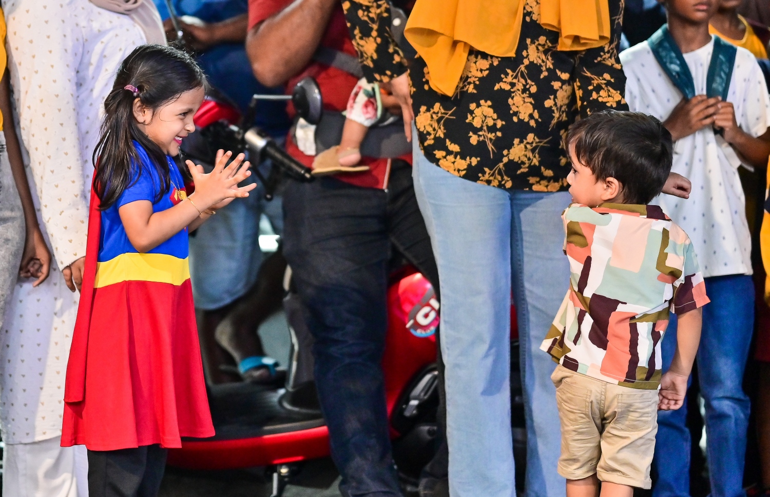 މިނިވަން ދުވަހުގެ މުނާސަބަތުގައި މާލޭގައި ބޭއްވި ފުޅަނދުބުރު ބެލުމަށް ނިކުމެތިބި ކުޑަ ދެކުދިން މަޖީދީމަގުގައި މަޑުކޮއްލައިގެން -- ފޮޓޯ: ފަޔާޒު މޫސާ | މިހާރު