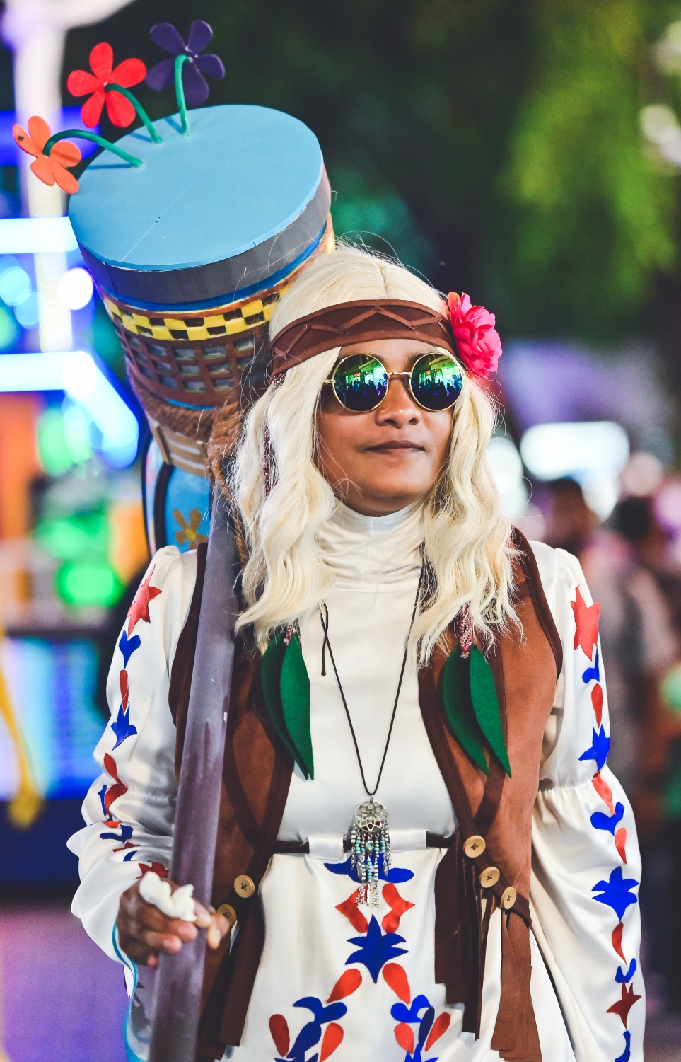 ސްޓެލްކޯ ފުޅަނދުގައި ހިމެނޭ މީހަކު ކާޓޫން ކޮސްޓިއުމެއް ލައިގެން. ފުޅަނދުބުރު ބަލަން ނިކުމެ ތިބި ކުޑަކުދިންނަށް ބަލާލަނީ -- ފޮޓޯ: ފަޔާޒު މޫސާ | މިހާރު