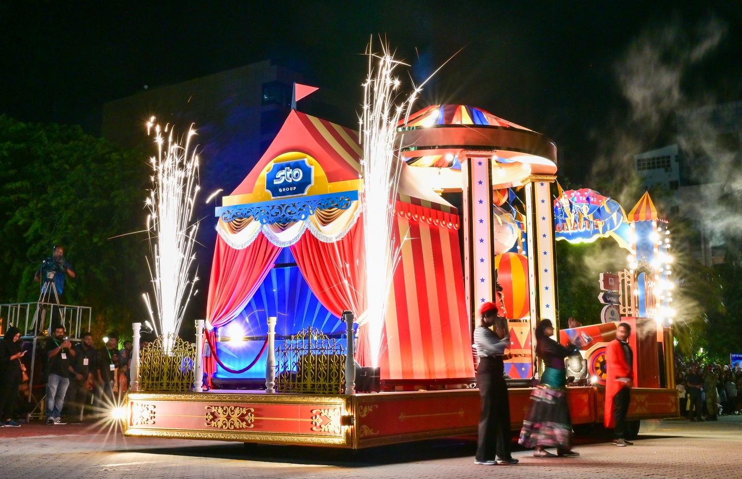 އެސްޓިއޯގެ ފުޅަނދު ބޮޑުތަކުރުފަނުމަގުން ކުރިއަށް ދާއިރު ފުޅަނދުގެ ދެ ފަރާތުން އަލިފާން އަރުވާލަނީ: ހުކުރު ދުވަހު ހަވީރު ހުޅުމާލެ ސެންޓްރަލް ޕާކުގައި ފުޅަނދު ބުރުތައް ދައްކާލުން އޮންނާނެ -- ފޮޓޯ: ފަޔާޒު މޫސާ | މިހާރު