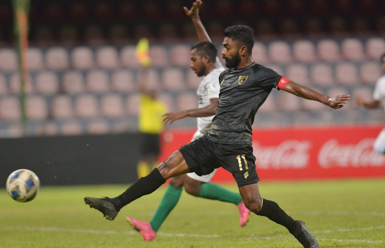 ރޭގެ މެޗުގައި އީގަލްސްގެ ކެޕްޓަން ރިޒޭ ގްރީންގެ ގޯލަށް ހަމަލާއެއް ފޮނުވާލަނީ.-- ފޮޓޯ: އެފްއޭއެމް