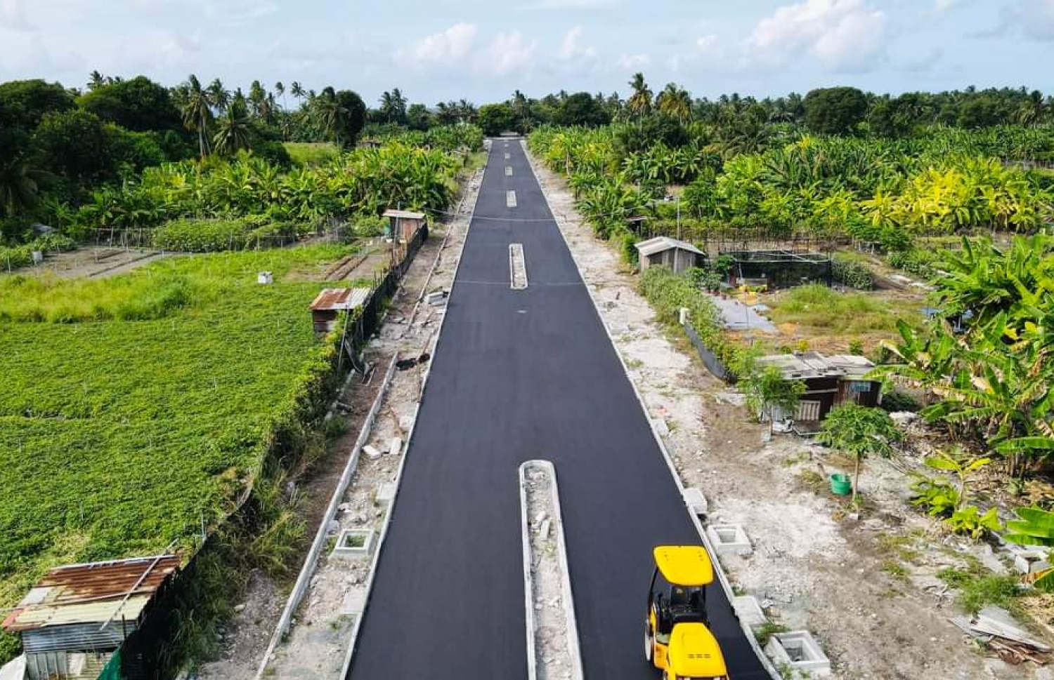 ފުވައްމުލަކު މަގުތައް ޒަމާނީ ފެންވަރަށް ތަރައްގީ ކުރުމުގެ ފޭސް އެކެއްގެ މަސައްކަތް ނިމި، ދޭއްގެ މަސައްކަތް ދަނީ ކުރިއަށް، މިހާރު ވަނީ ފޭސް ތިނެއްގެ މަސައްކަތް ވެސް ކޮންޓްރެކްޓާ ހަވާލުކޮށްފައި-- ފޮޓޯ: ޖަޒީރާ ފުވައްމުލައް/ ޓްވިޓާ