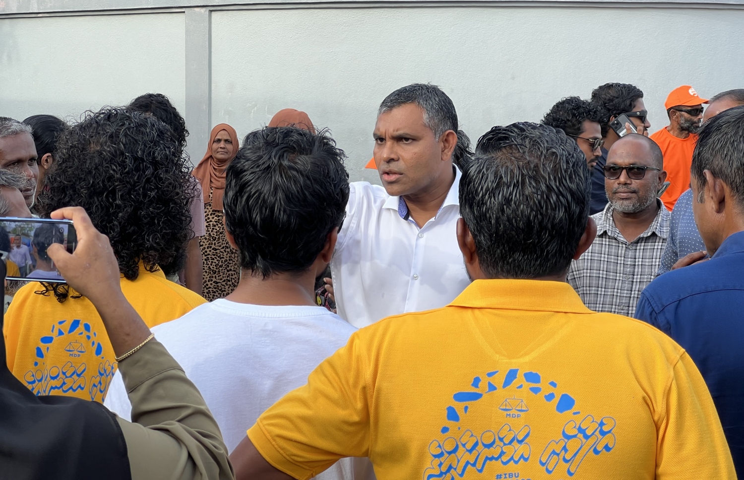 ރައީސްގެ ކުރިން ވަޑައިގެންނެވި ފައިސަލް ވަނީ ސަޕޯޓަރުންނާ ބައްދަލުކުރައްވައި ރައީސް ހޮވައިދިނުމަށް އެދިވަޑައިގެންފައި-- ފޮޓޯ: މިހާރު