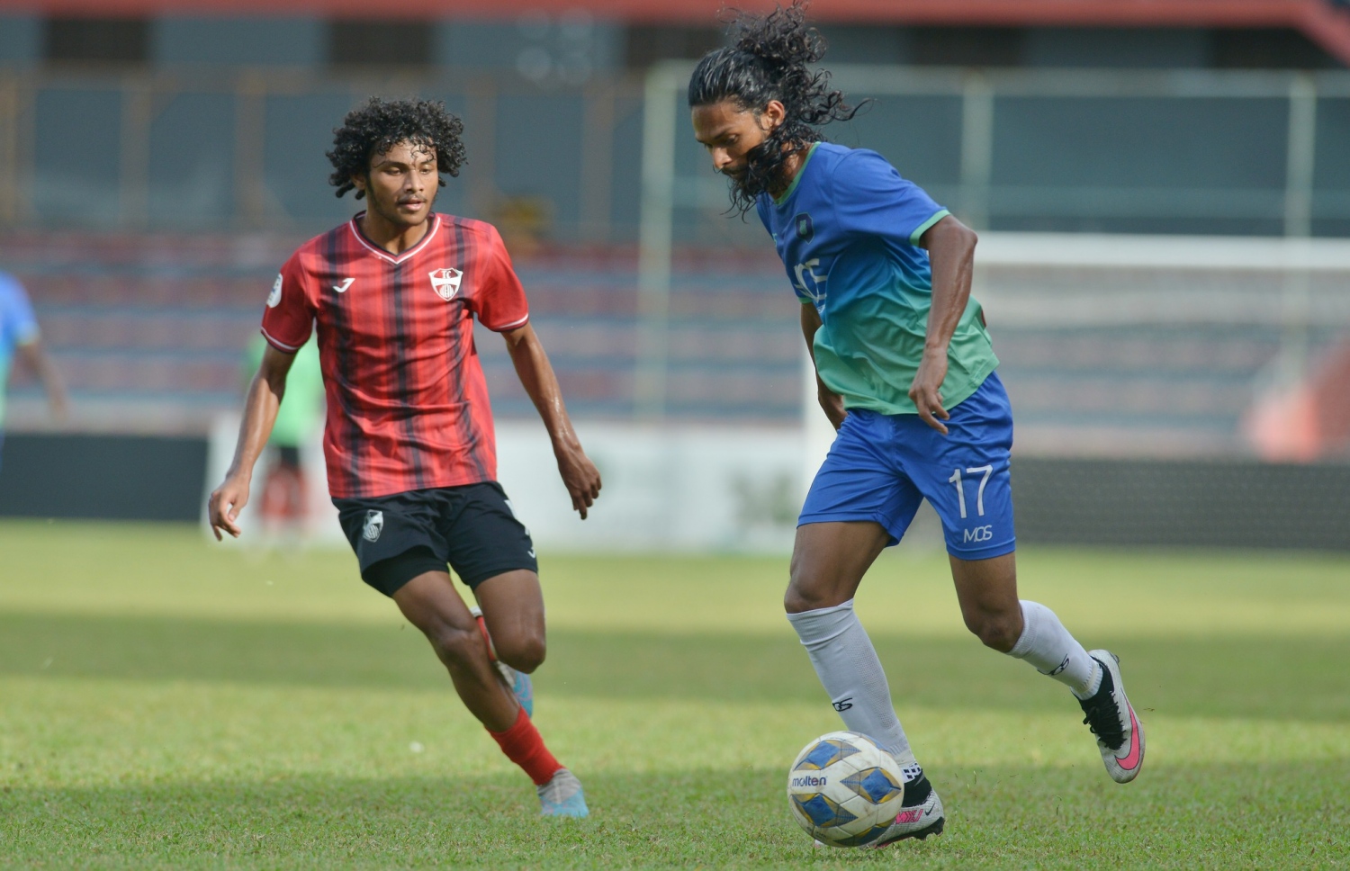 ސަސްގެ ދެވަނަ ގޯލު ޖަހައިދިން އަލީ ނަސޫހު، ބޯލަ ހިފައިގެން ކުރިއަށް ދަނީ.-- ފޮޓޯ: އެފްއޭއެމް